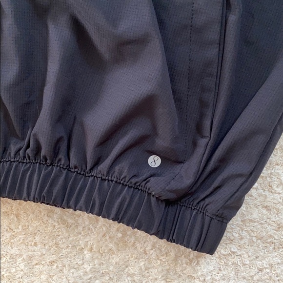 Cute athletic pullover shell - Picture 3 of 4